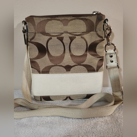 COACH Signature Shoulder Bag Pochette Crossbody Beige SilverHardware canvas EUC. - Picture 1 of 7